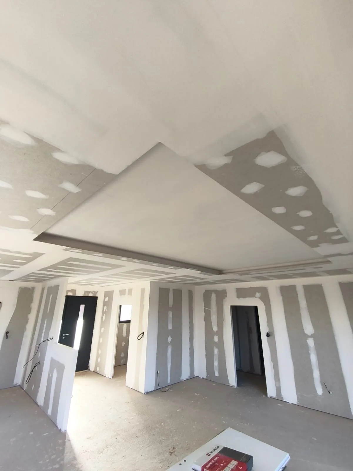 Plafond design sur mesure en plaques de plâtre avec retombée décorative et bandes à joints — chantier neuf en Lot-et-Garonne
