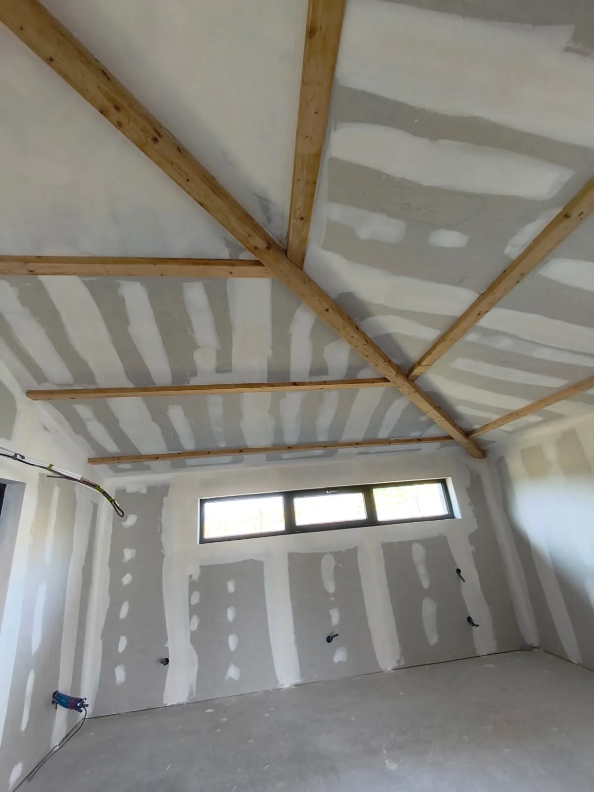Rampant placo sous charpente ancienne avec bandes à joints enduites — chantier Marmande (47)