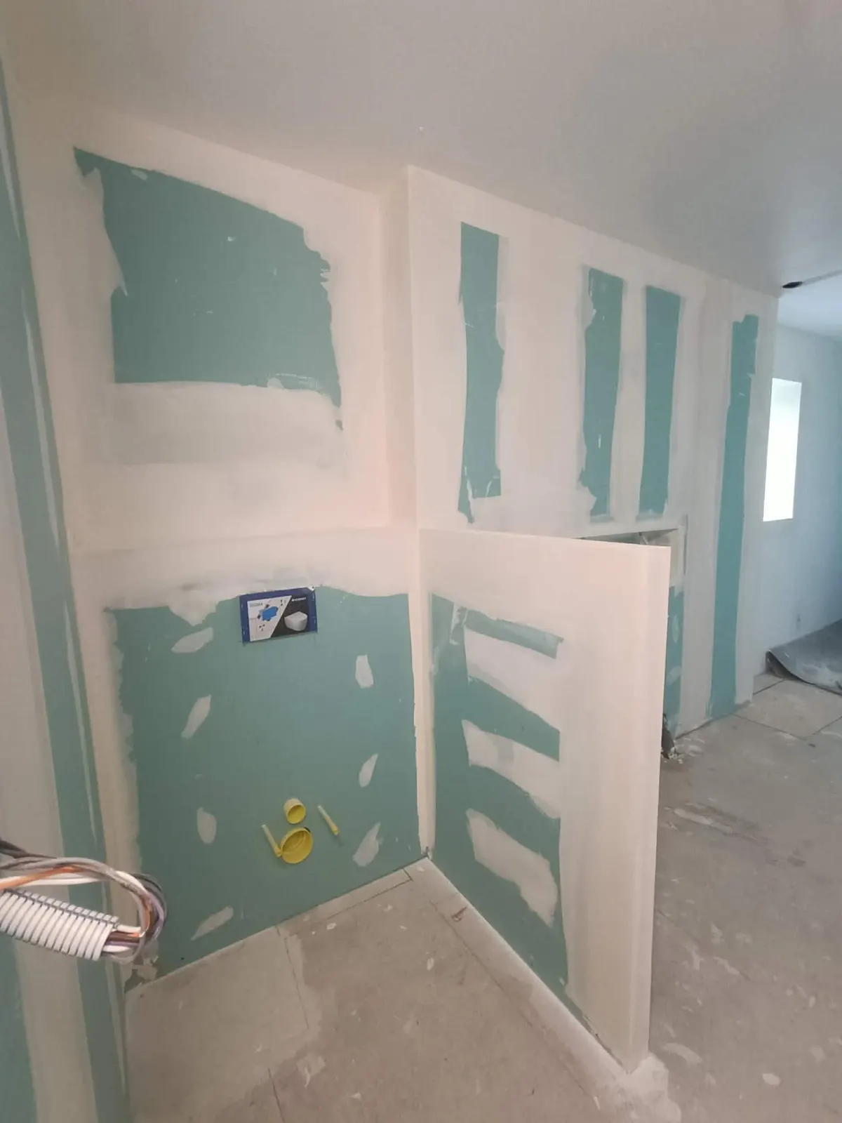 Création de salle de bain en plaques de plâtre hydrofuges avec bandes à joints — aménagement intérieur en Lot-et-Garonne