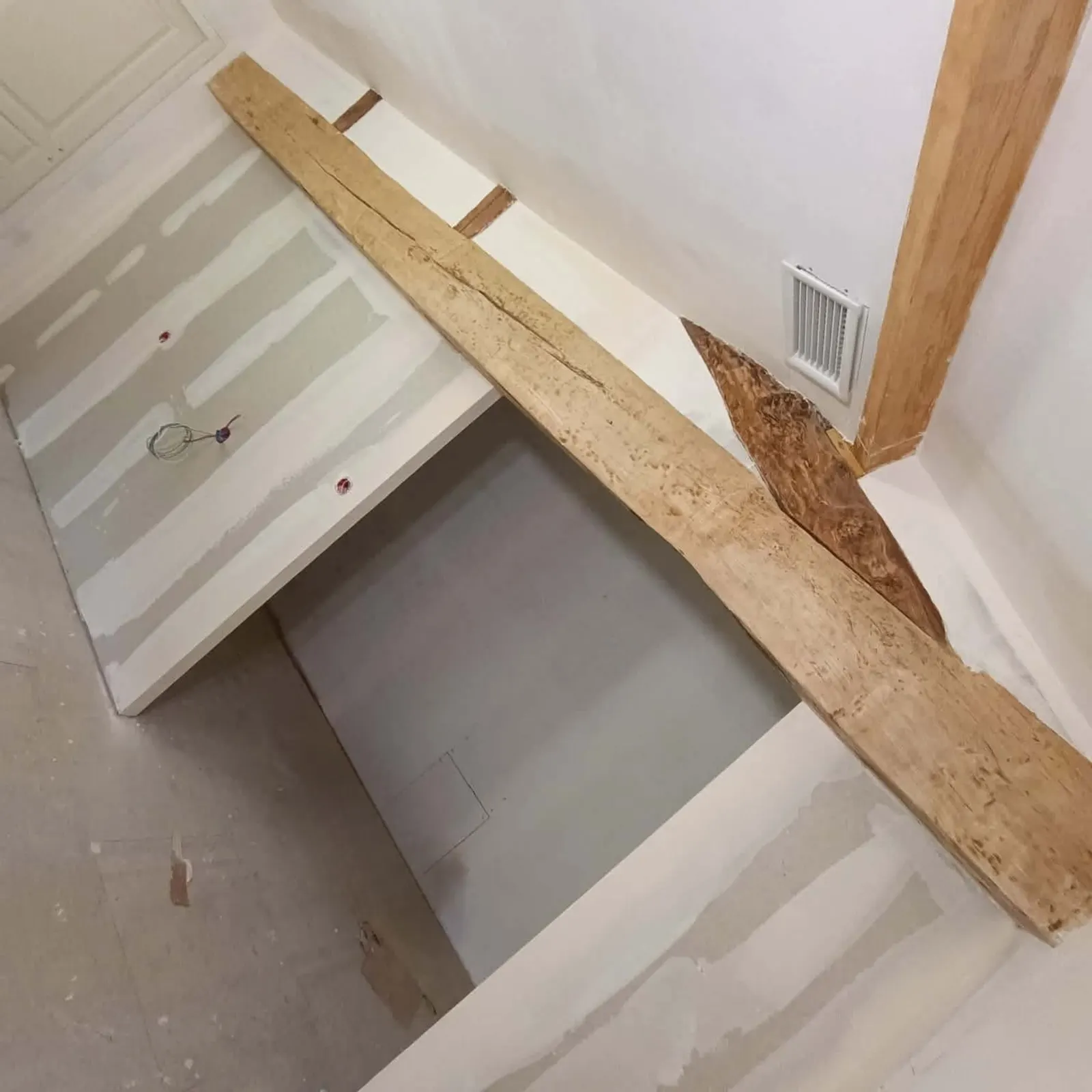 Création de colombage bois habillé de placo dans une rénovation de maison ancienne — Lot-et-Garonne