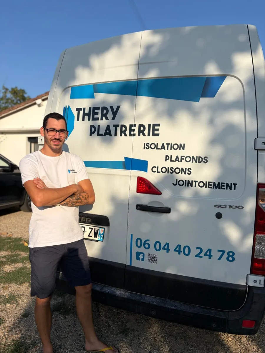 Cyril Thery devant son camion Thery Plâtrerie — isolation, plafonds, cloisons, jointoiement en Lot-et-Garonne