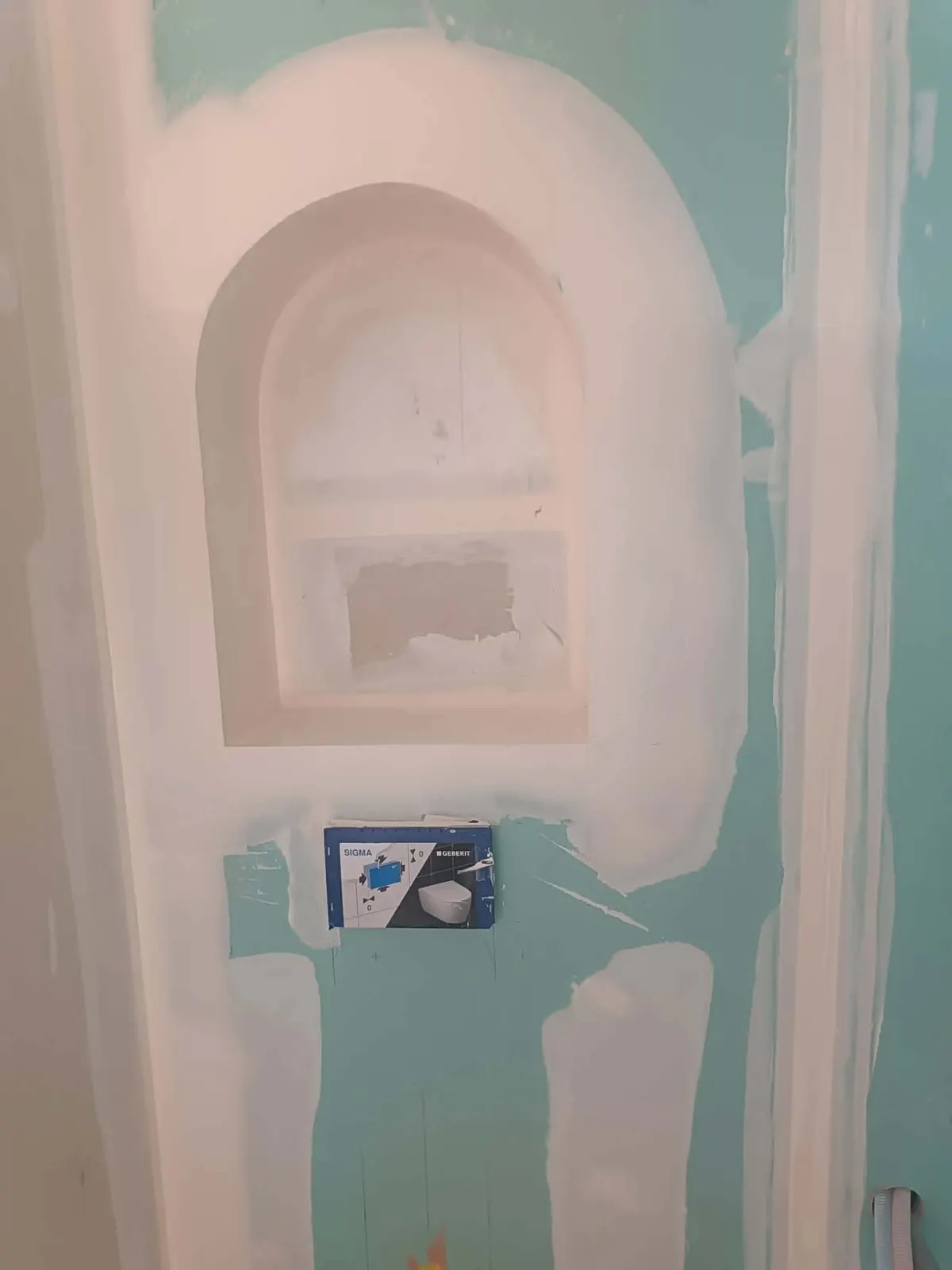 Niche arrondie en placo au-dessus d'un WC suspendu, enduits en cours — aménagement décoratif près de Tonneins (47)