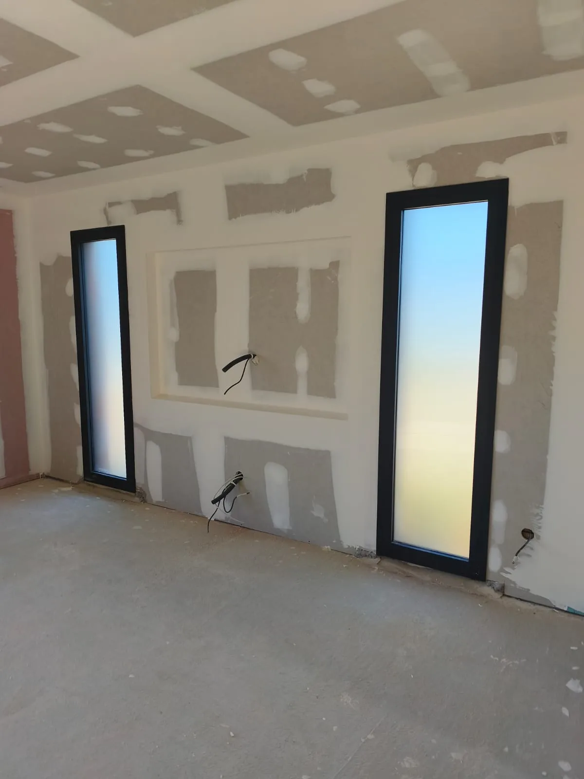 Aménagement d'un espace TV en plaque de plâtre avec niche encadrée et réservations électriques — secteur Tonneins (47)